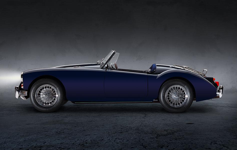 MGA 1600 Roadster Seite Ein klassischer Sportwagen in dunkelblauer Farbe, aufgenommen von der Seite. Das Fahrzeug hat ein offenes Verdeck, drahtgewebte Felgen und eine elegante Karosserie. Der Hintergrund ist dunkel und trägt zur dramatischen Wirkung des Bildes bei.