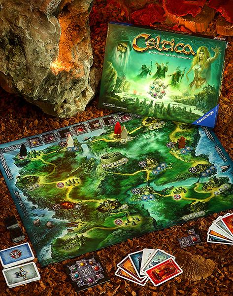 Ein Gesellschaftsspiel namens "Celtica" ist abgebildet. Das Spielbrett zeigt eine fantasievolle Landschaft mit verschiedenen Regionen und Symbolen. Neben dem Brett liegen Spielkarten, die zum Spiel gehören.