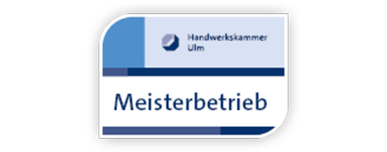 Logo der Handwerkskammer Ulm mit dem Schriftzug "Meisterbetrieb" in Großbuchstaben. Das Design zeigt eine Kombination aus blauen und grauen Elementen.